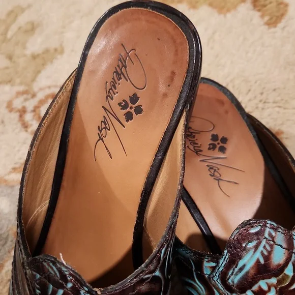 Patricia Nash Tooled Turquoise & Brown Leather Battista Mules Size 8.5 - Picture 5 of 10